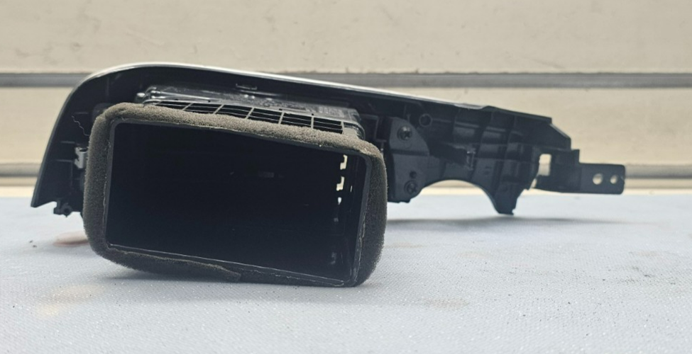 06-12 Kia Sedona Carnival Front Left Passenger Dash AC Air Vent Assembly Silver