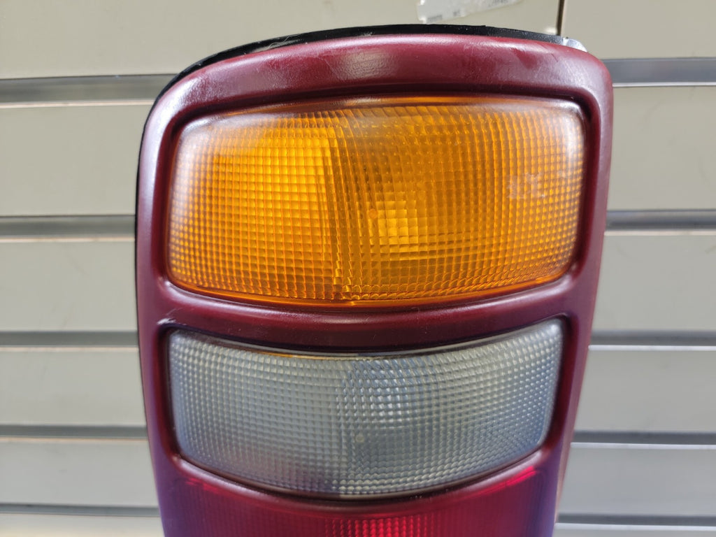 🔥2000 -2003 Chevrolet Tahoe Driver Left Side Tail Light