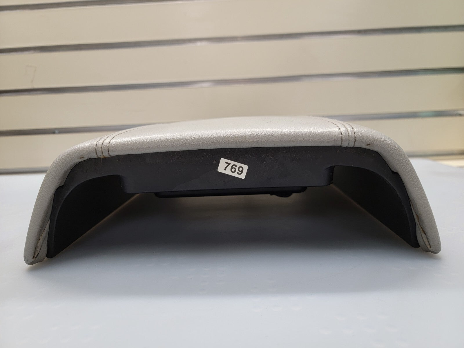 2003 - 2006 Lincoln Navigator Center Console Lid Armrest Dove Leather TAN L18