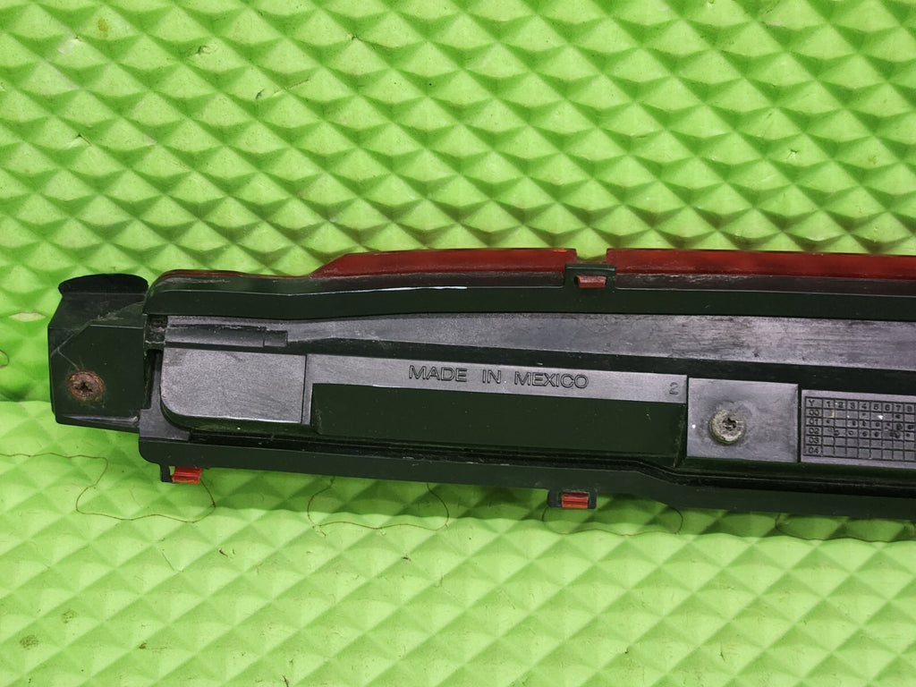 2002-2009 CHEVROLET TRAILBLAZER REAR 3RD HIGH MOUNTED BRAKE LIGHT OEM RED
