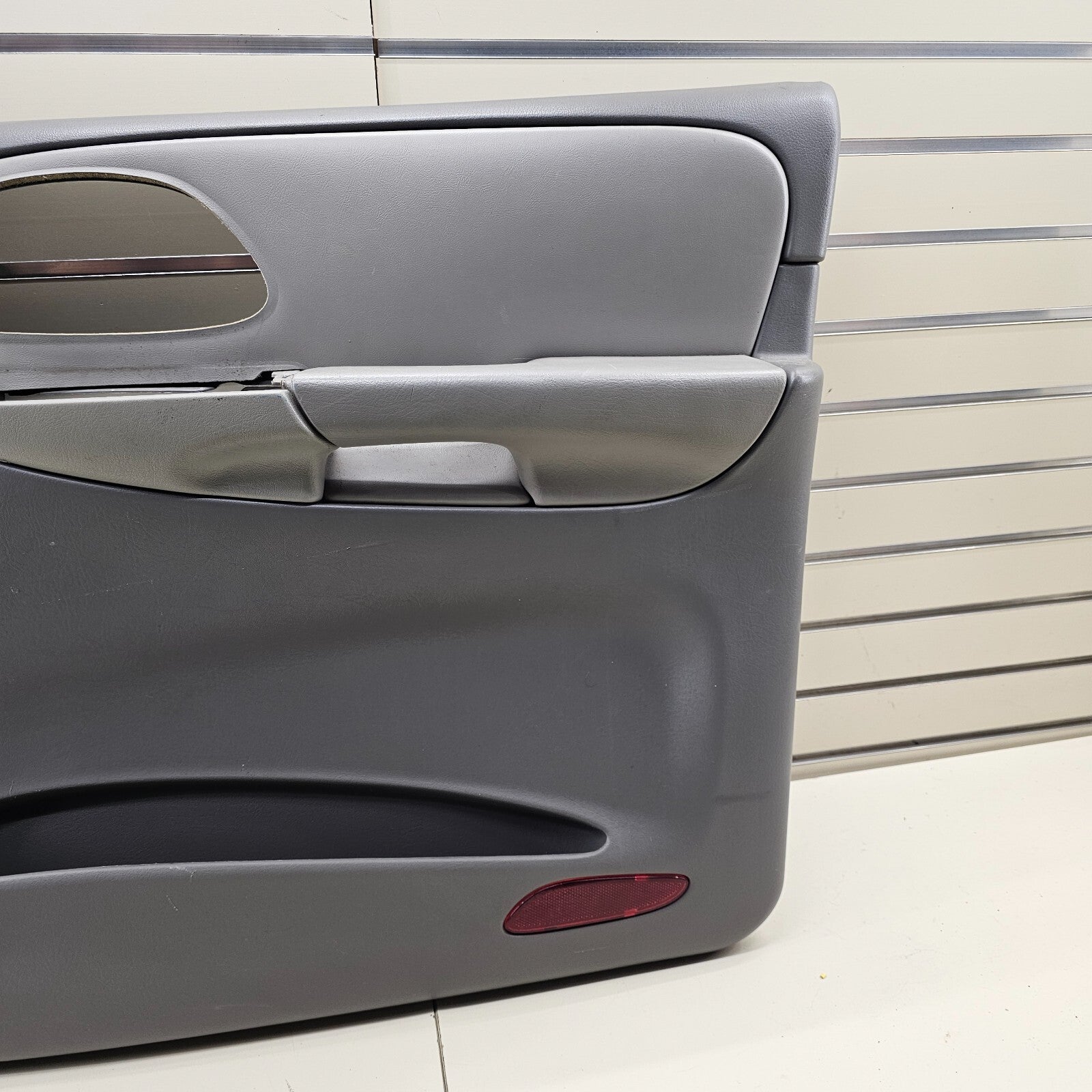 02-09 CHEVY TRAILBLAZER Door Panel  FrontRIGHT Passenger armrest GRAY -silver D8