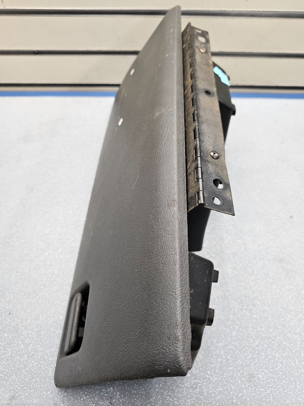 99-06 SILVERADO SIERRA Dash GLOVE BOX Storage Compartment Assembly Black G3