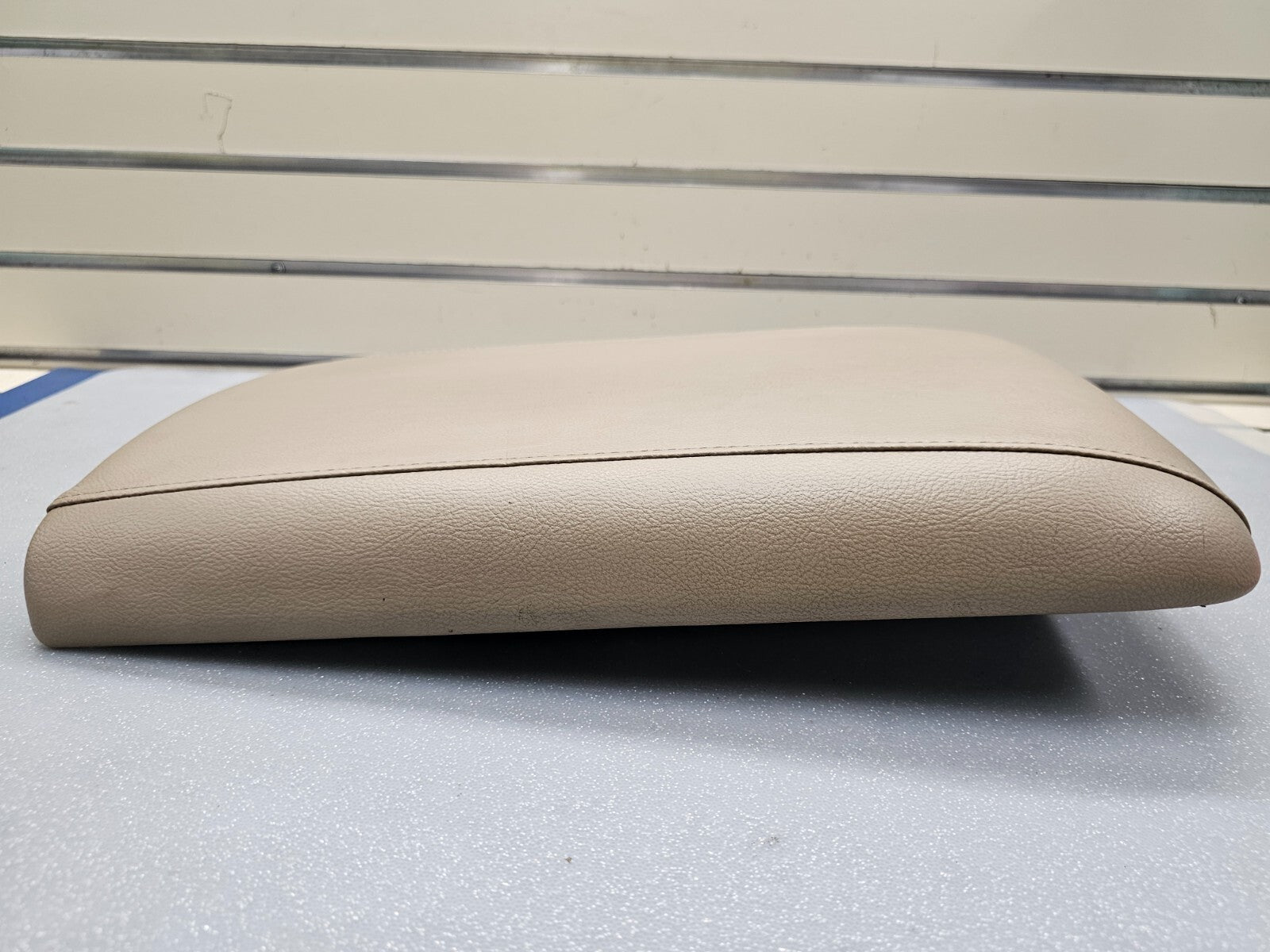 03-06 EXPEDITION Center Console Arm Rest Storage Cover Top Pad Lid Assembly Tan