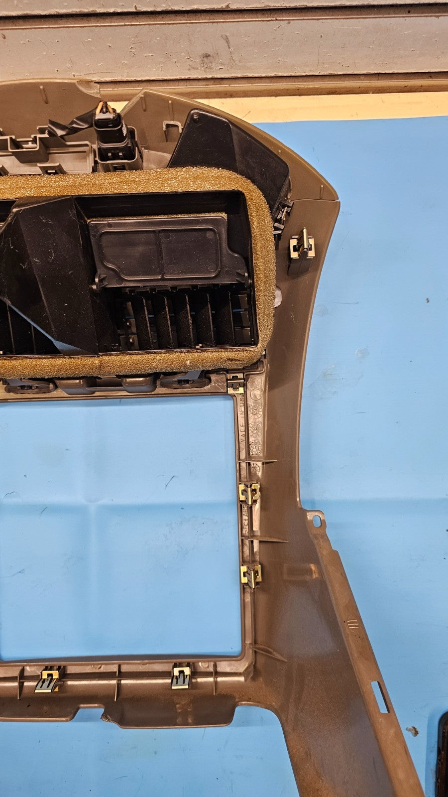 🔥04-07 MALIBU Dash FM RADIO Display Stereo BEZEL Climate Control DARK TAN B7