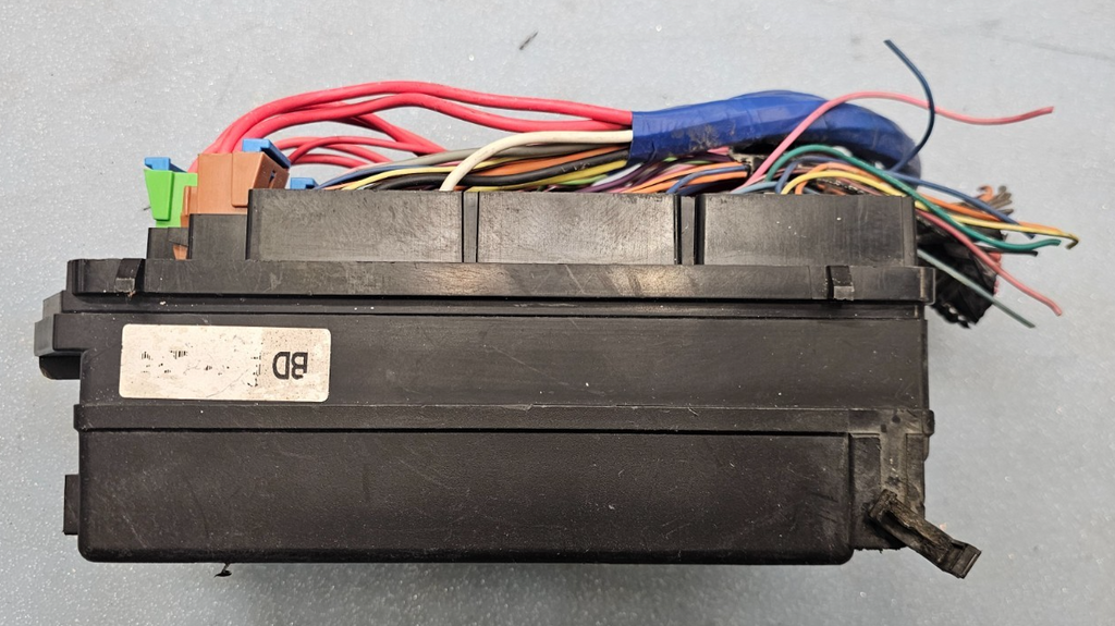 99-04 CENTURY REGAL FUSE BOX ENGINE 3.1L Accessory Wiring JUNCTION MODULE Block