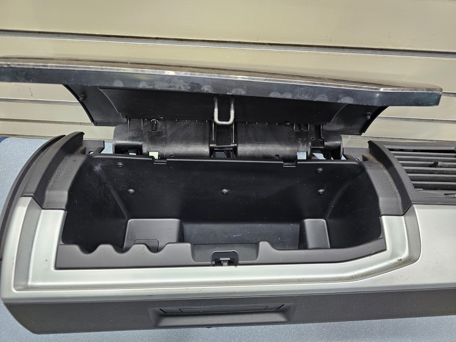 🔥08-10 TOWN COUNTRY DASH UPPER GLOVE BOX STORAGE COMPARTMENT DOOR BLACK/WOOD