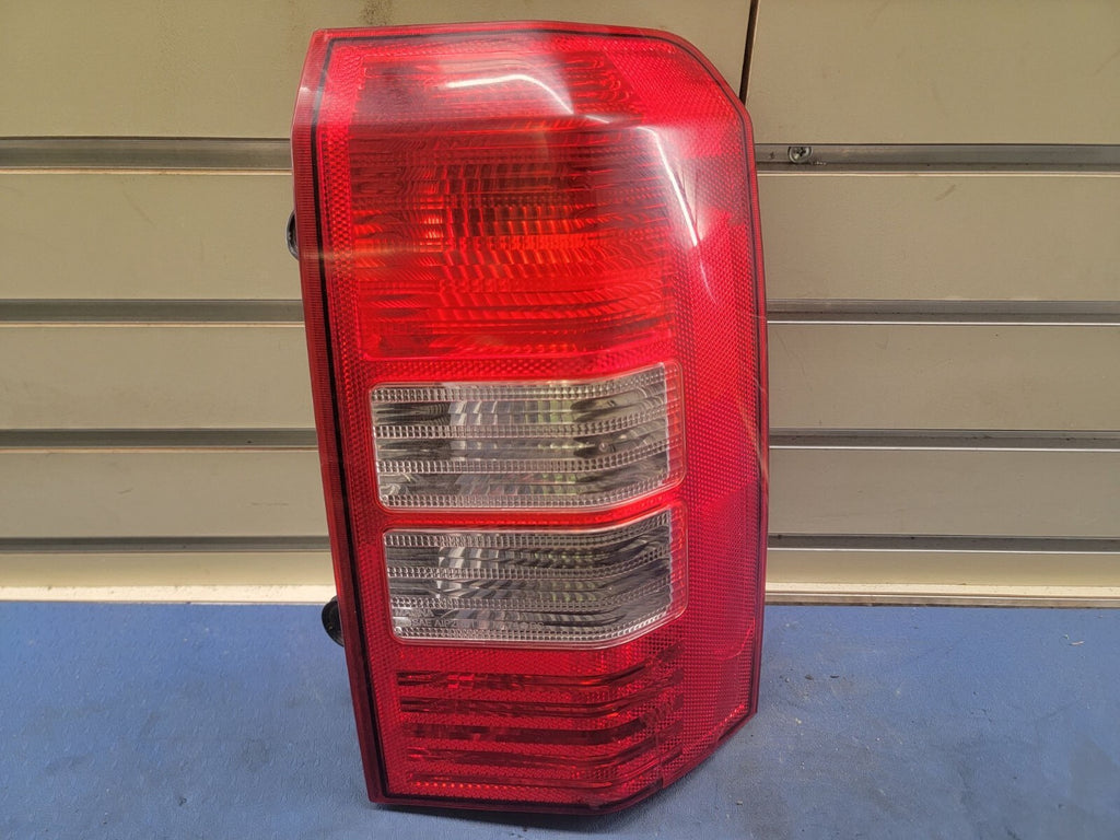 08-17 Jeep Patriot Driver Passenger Side Assembly LEFT Tail Light