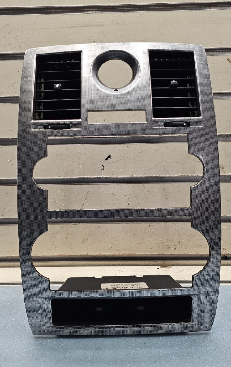 🔥05-07 CHRYSLER 300 CENTER DASH RADIO BEZEL CENTER TRIM PANEL SILVER OEM B16