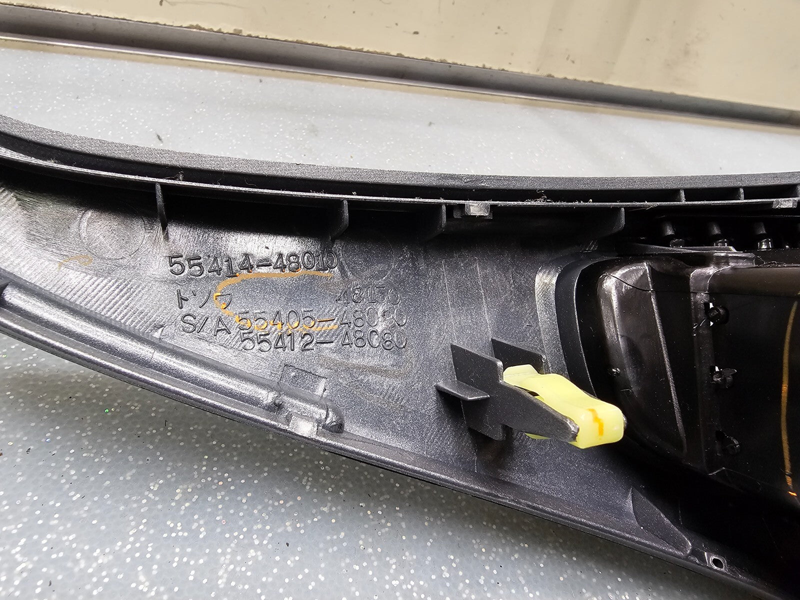 01-07 TOYOTA HIGHLANDER CENTER DASH RADIO CLIMATE TRIM SURROUND BEZEL SILVER B66