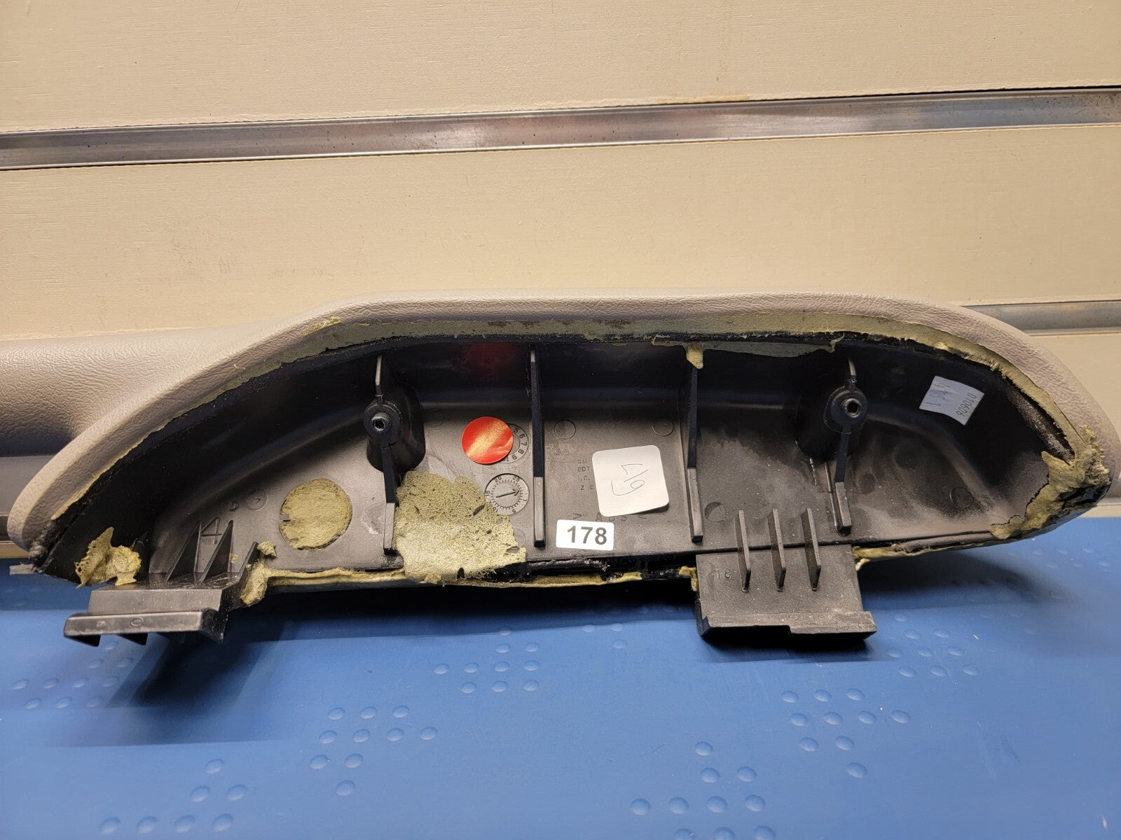 03-06 Silverado SIERRA TAHOE Door Panel ARMREST Front right Handle light gray H2