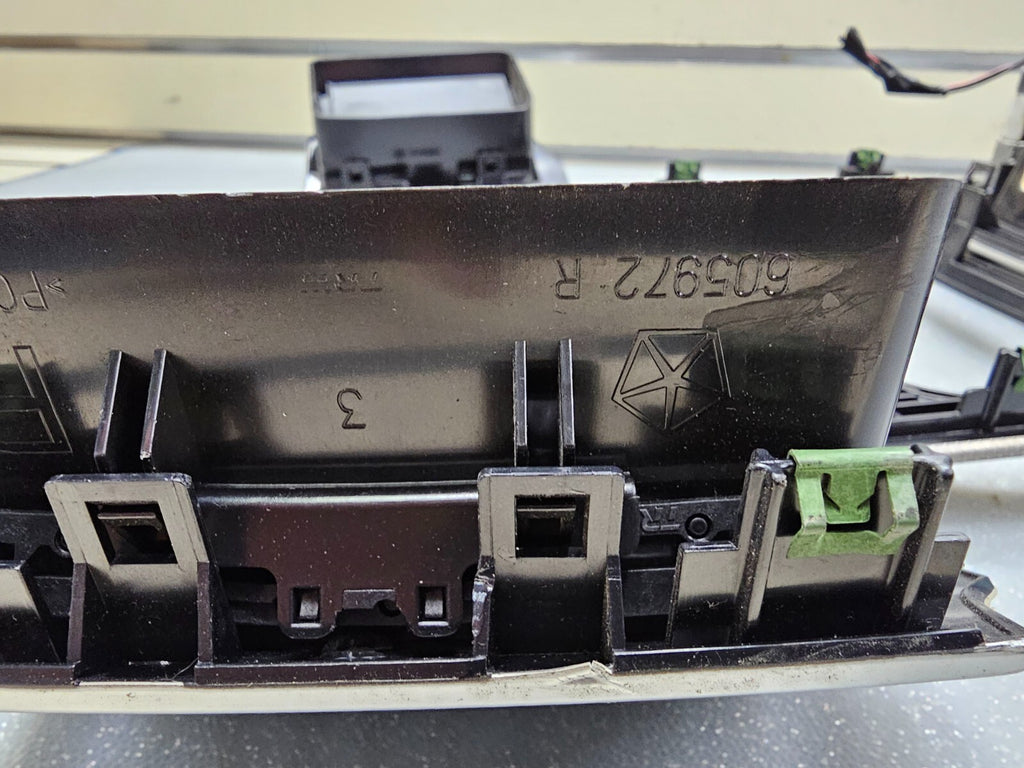 🔥08-10 Grand Cherokee Center Dash Radio Bezel Trim Panel Climate Control silver