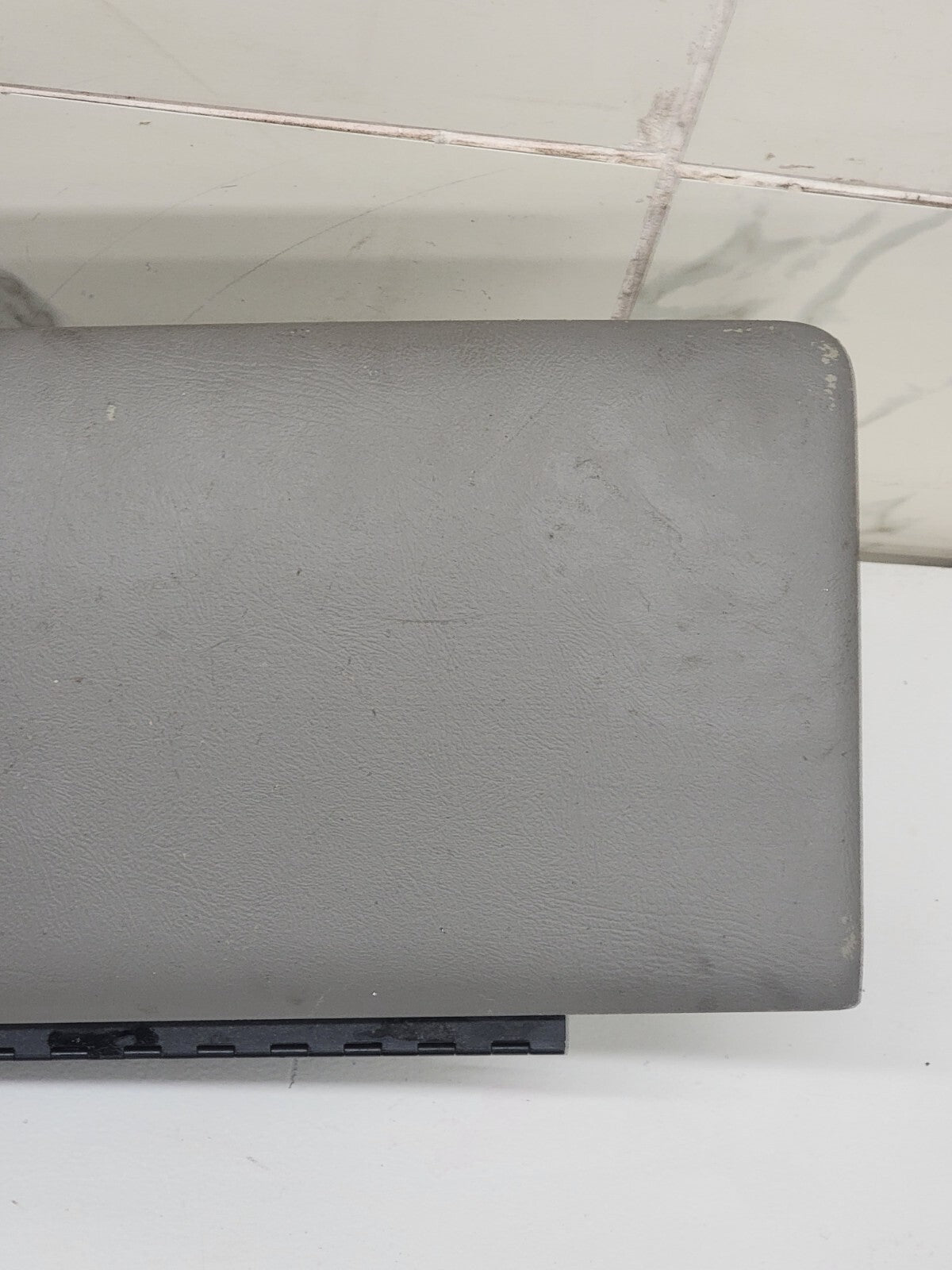 2002-2006 CADILLAC ESCALADE GLOVE BOX  DASH STORAGE COMPARTMENT OE LIGHT GRAY G9