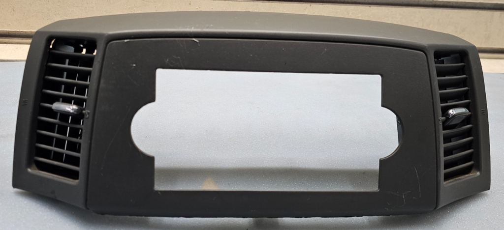 🔥05-07 Grand Cherokee Center Radio Dash Bezel Trim Panel Surround DK GRAY B30