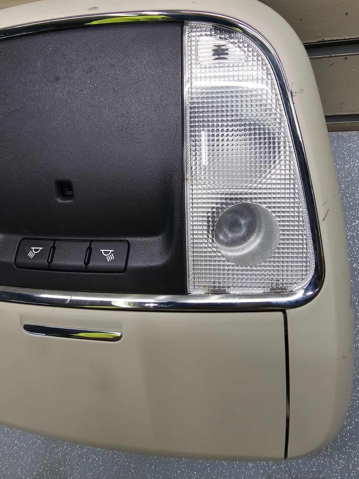14-20 DODGE DURANGO CENTER OVERHEAD CONSOLE ROOF DOME LIGHT STORAGE LT TAN/BLACK