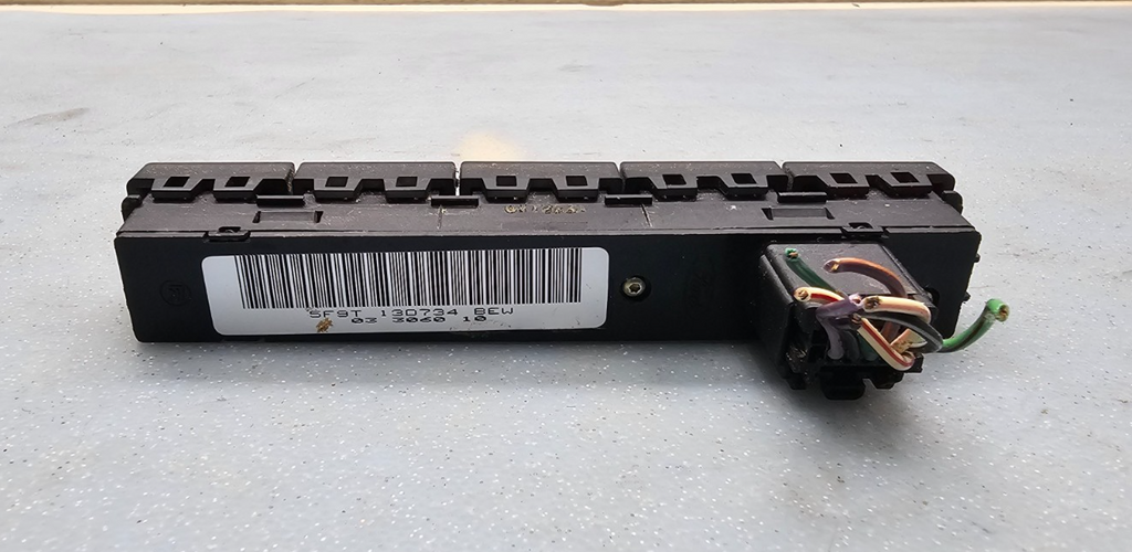 🔥05-07 FORD Five Hundred Hazard & Traction Control Dash Button