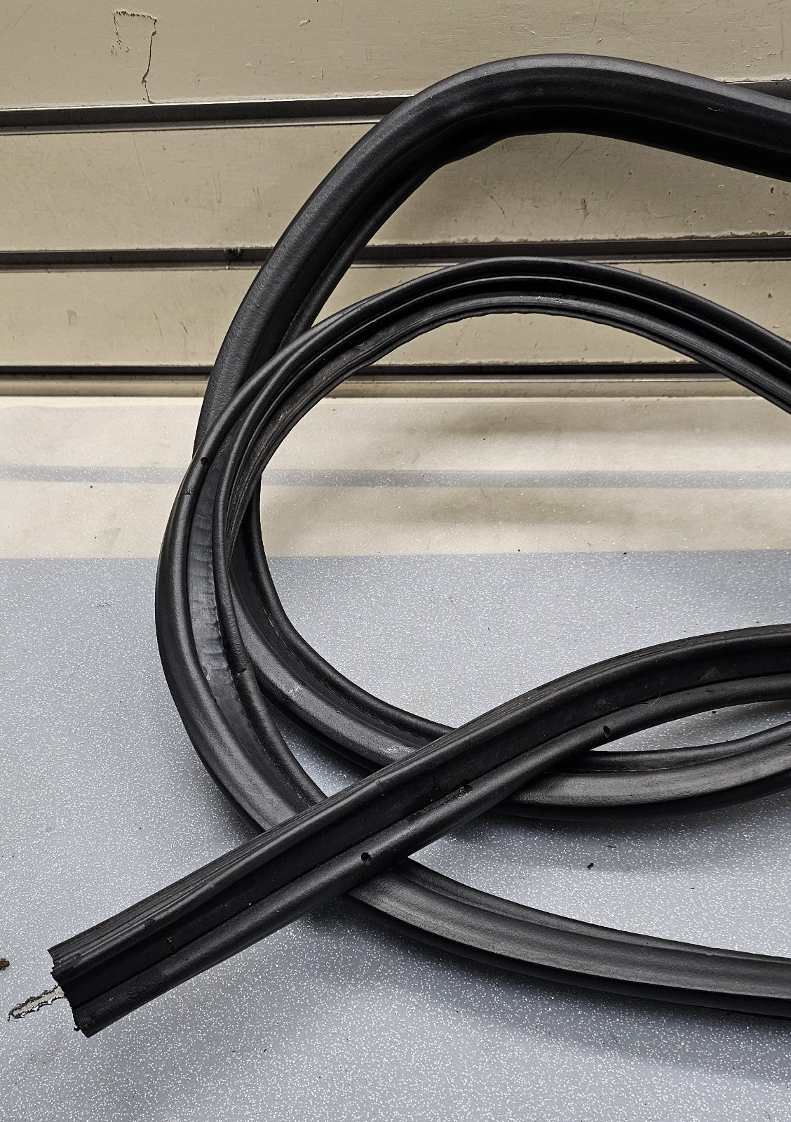 🔥1998-2002 Lincoln Town Car REAR Trunk WEATHER Strip rubber trim OEM