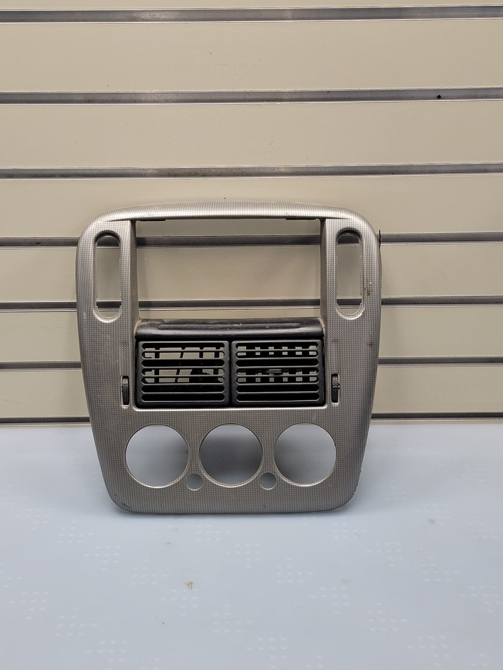 02-05 FORD EXPLORER RADIO AUDIO CLIMATE TEMPERATURE CONTROL BEZEL TRIM silver