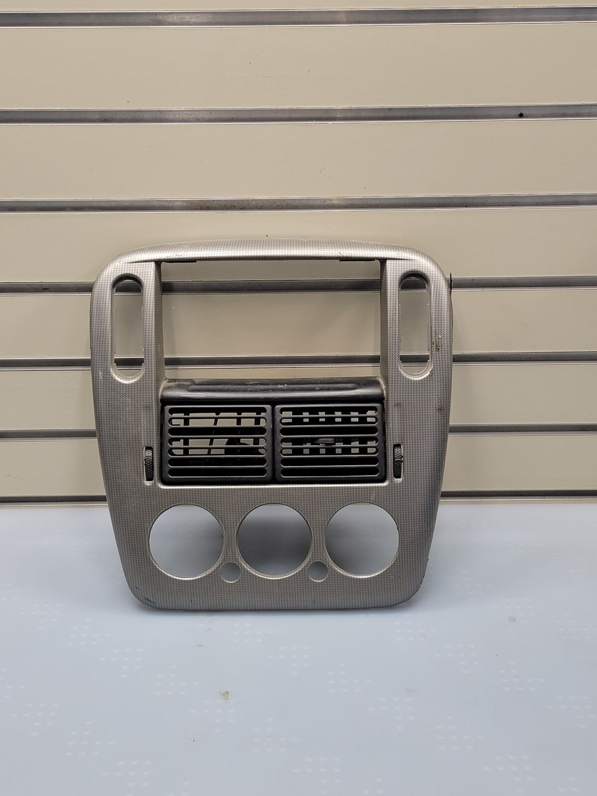 02-05 FORD EXPLORER RADIO AUDIO CLIMATE TEMPERATURE CONTROL BEZEL TRIM silver
