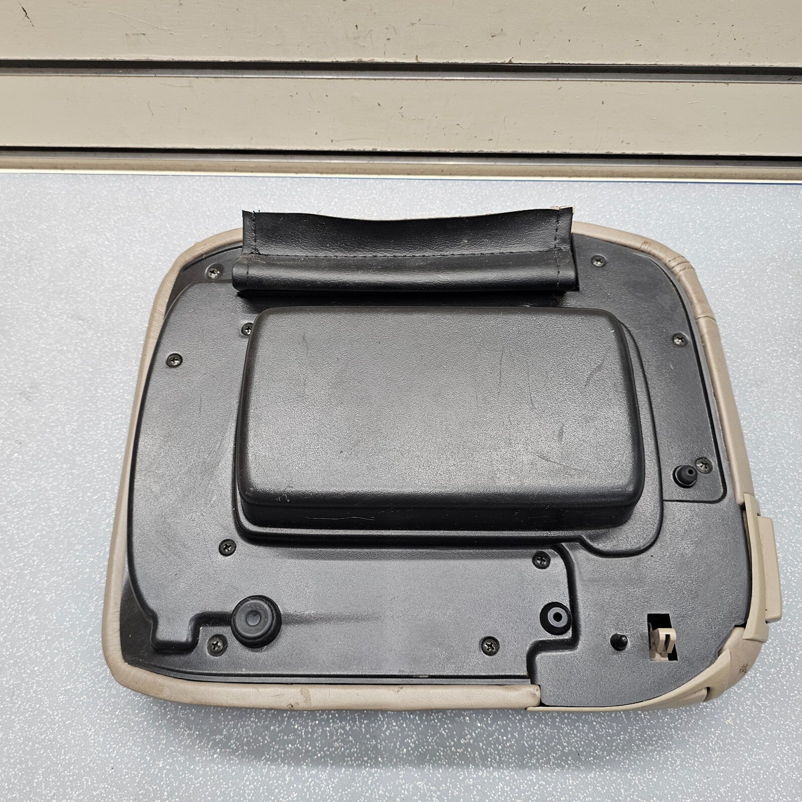 🔥01-02 Yukon Escalade Center Console Armrest Lid Cover Pad Assembly TAN L8