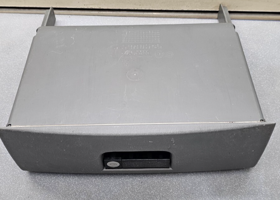 🔥01-07 CARAVAN TOWN COUNTRY DASH GLOVE BOX COMPARTMENT LID COVER ASSEMBLY GRAY