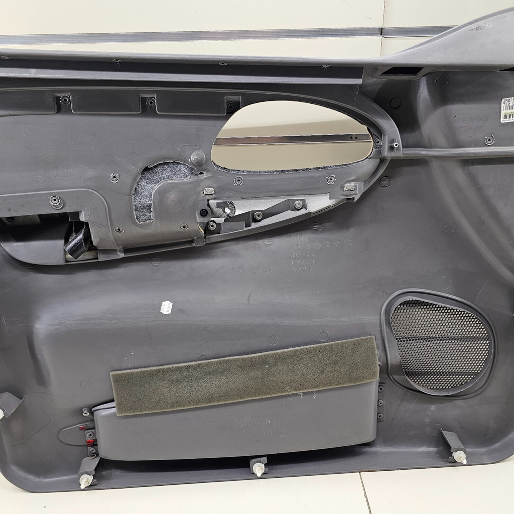 02-09 CHEVY TRAILBLAZER Door Panel  FrontRIGHT Passenger armrest GRAY -silver D8