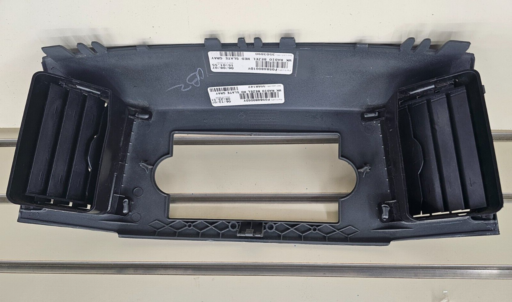🔥05-07 Grand Cherokee Center Dash AM FM RADIO STEREO TRIM BEZEL PANEL GRAY B30