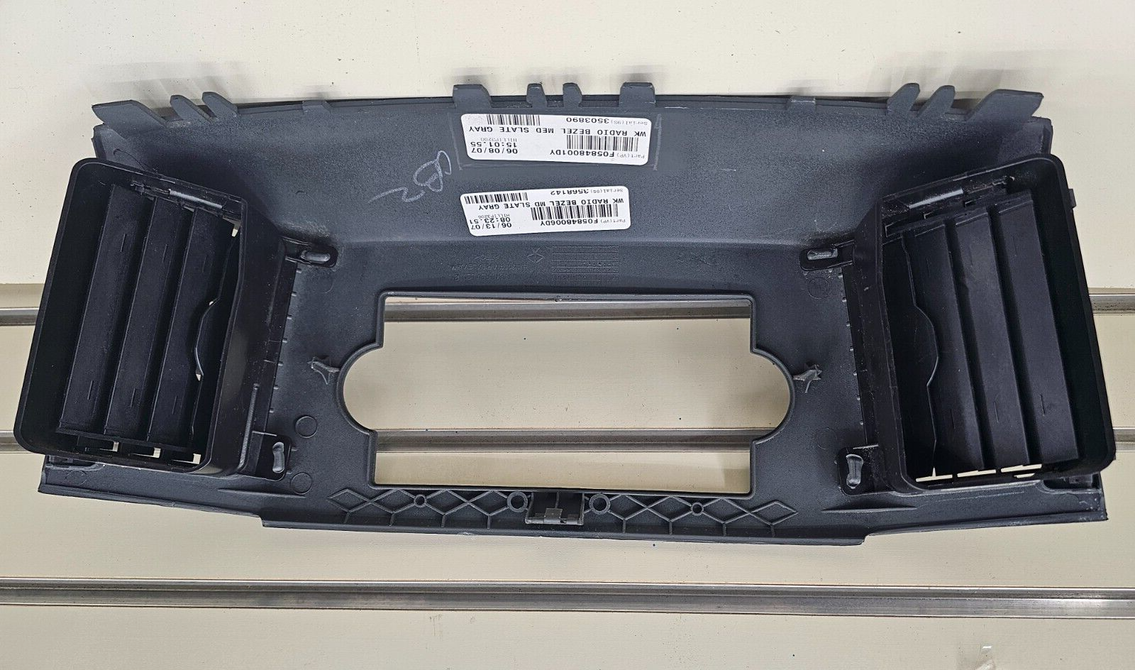 🔥05-07 Grand Cherokee Center Dash AM FM RADIO STEREO TRIM BEZEL PANEL GRAY B30