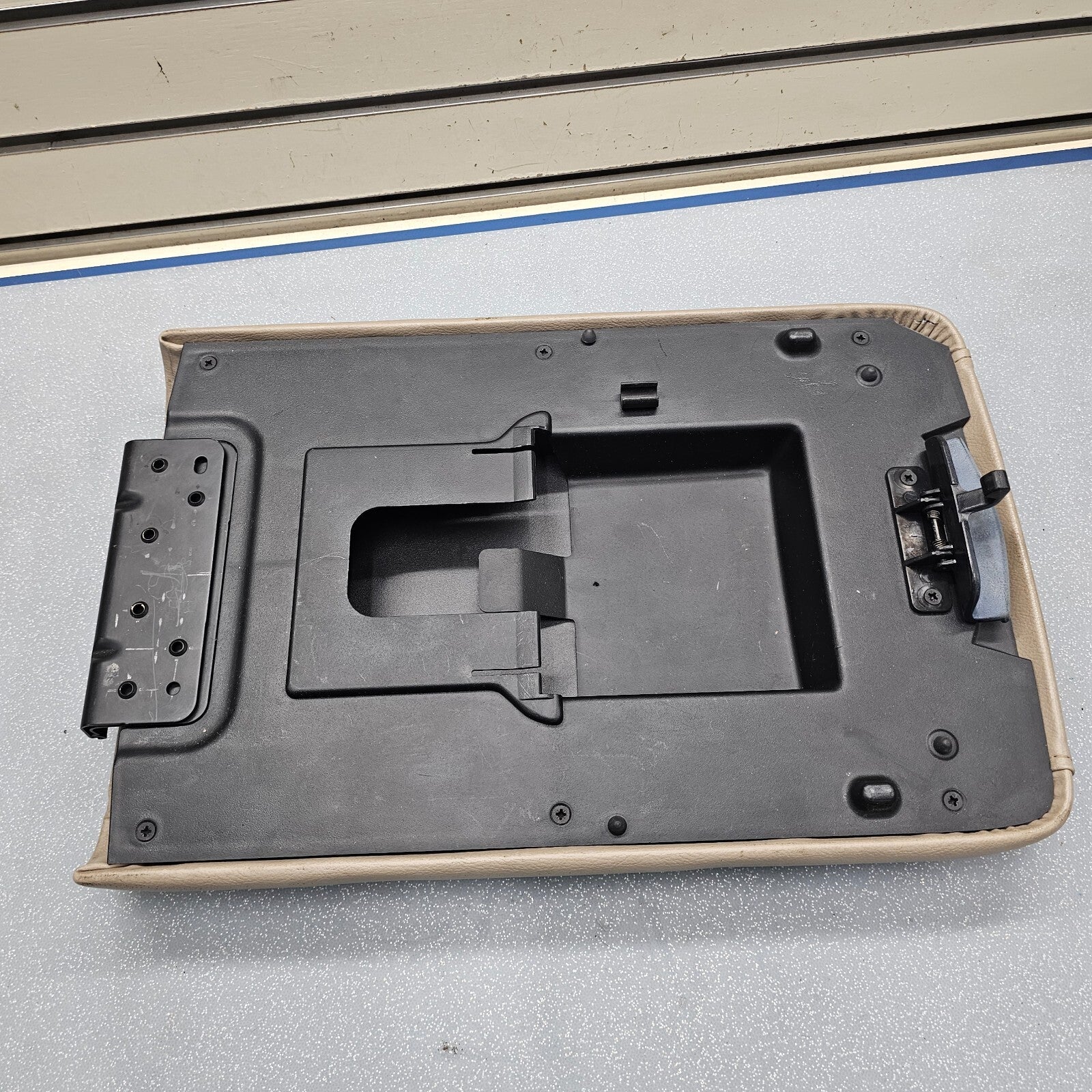 03-06 EXPEDITION Center Console Arm Rest Storage Cover Top Pad Lid Assembly TAN
