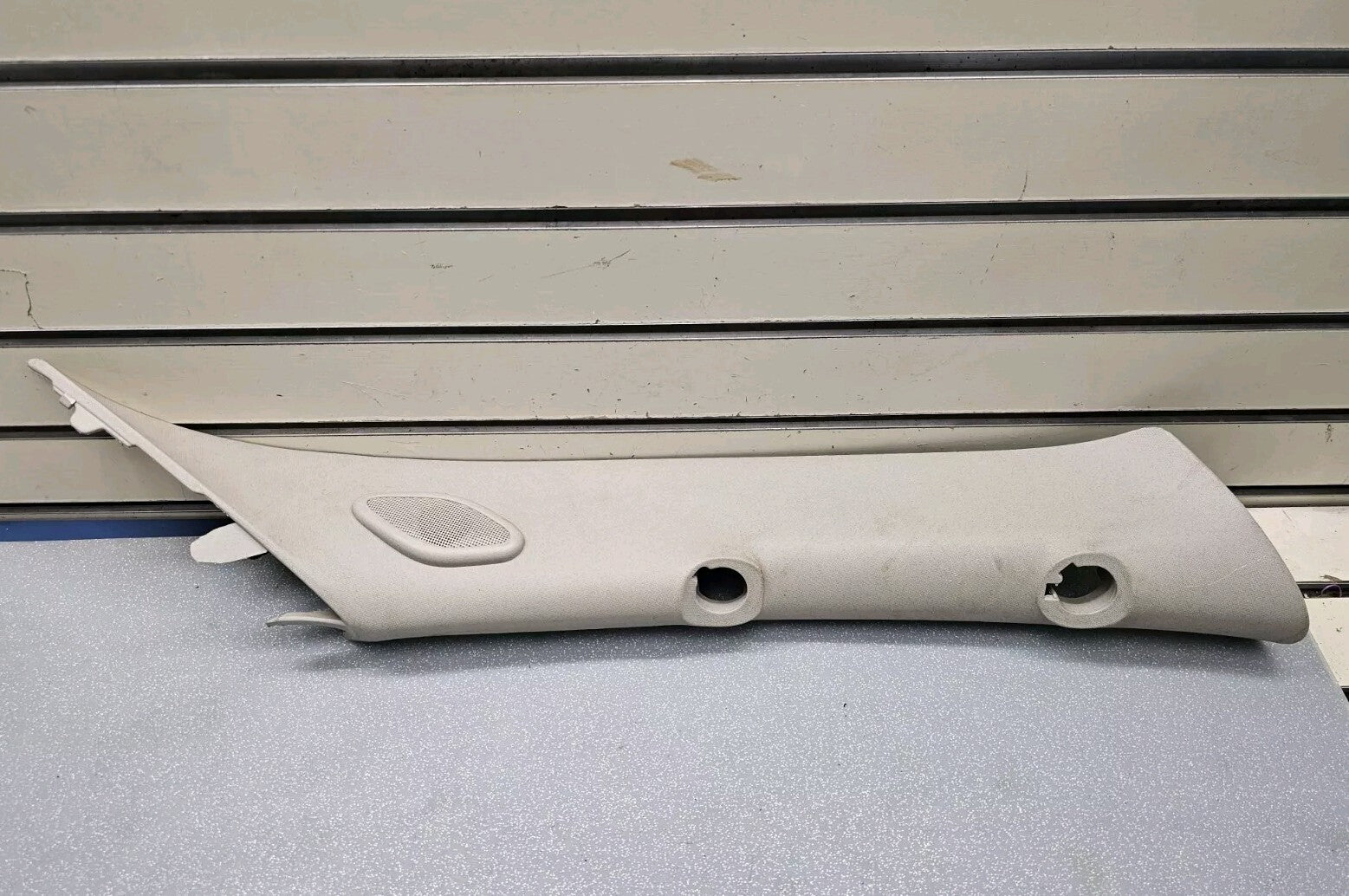 07-13 Silverado Sierra A Pillar Roof Molding RIGHT Passenger  Speak Lt GRAY P2