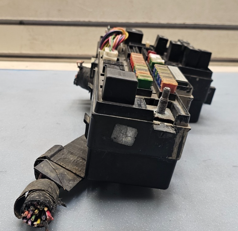 🔥00-02 DODGE DAKOTA FUSE RELAY BOX ENGINE JUNCTION WIRING BLOCK TIPM OEM