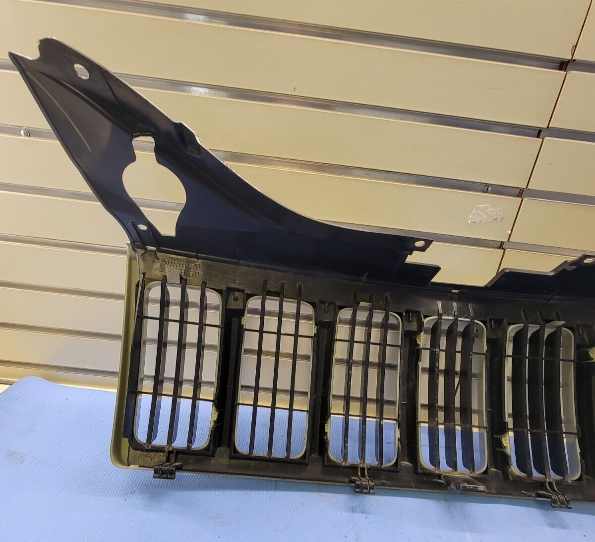 🔥08-10 Jeep Grand Cherokee Front Center Upper Grille Chrome Assembly White OEM