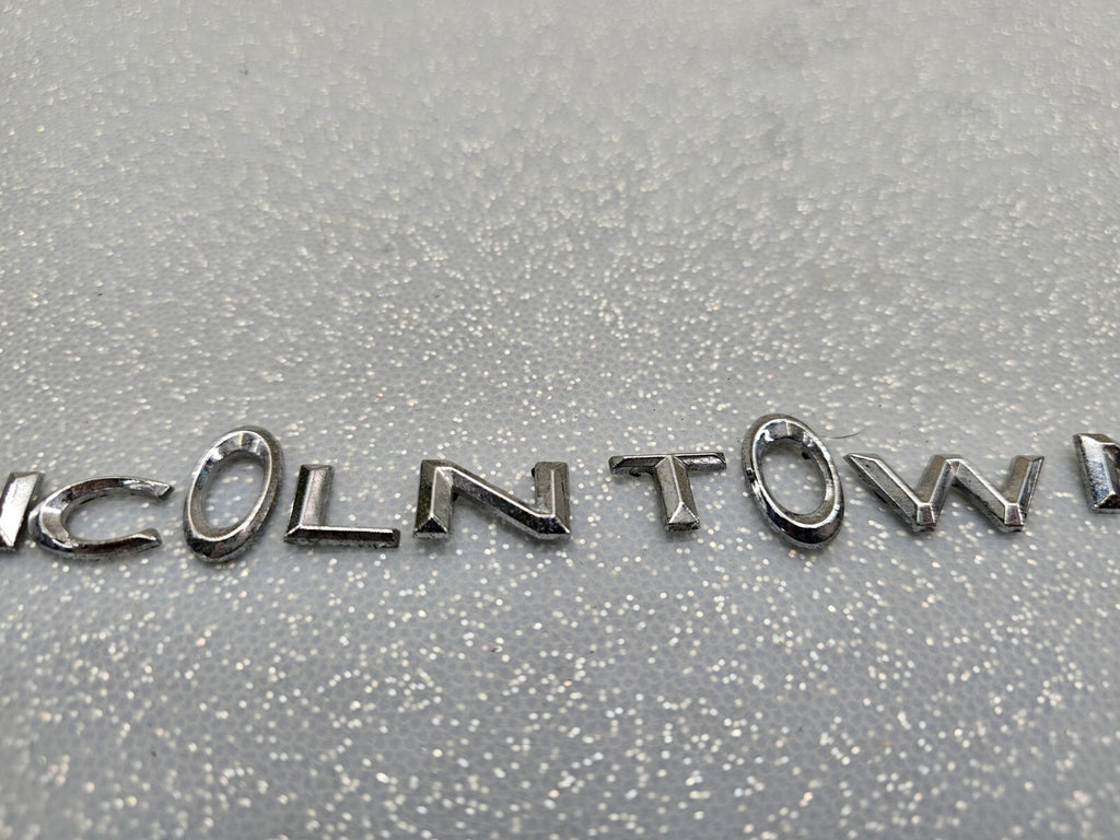 🔥03-11 LINCOLN TOWN CAR GATE LID EMBLEM BADGE SYMBOL LETTERS NAME PLATE SCRIPT