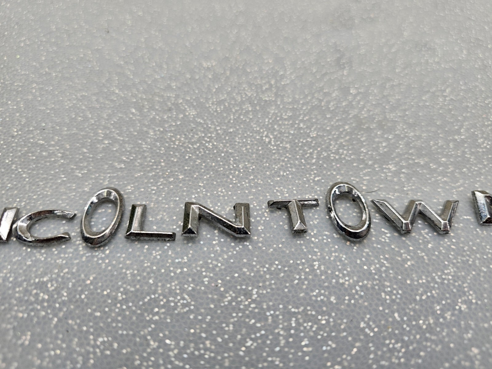🔥03-11 LINCOLN TOWN CAR GATE LID EMBLEM BADGE SYMBOL LETTERS NAME PLATE SCRIPT