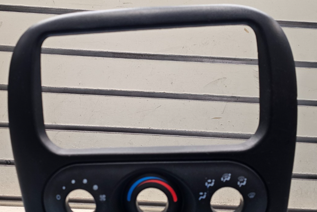01-04 ALERO DASH AM FM RADIO STEREO DISPLAY RECEIVER CLIMATE CONTROL BEZEL BLACK