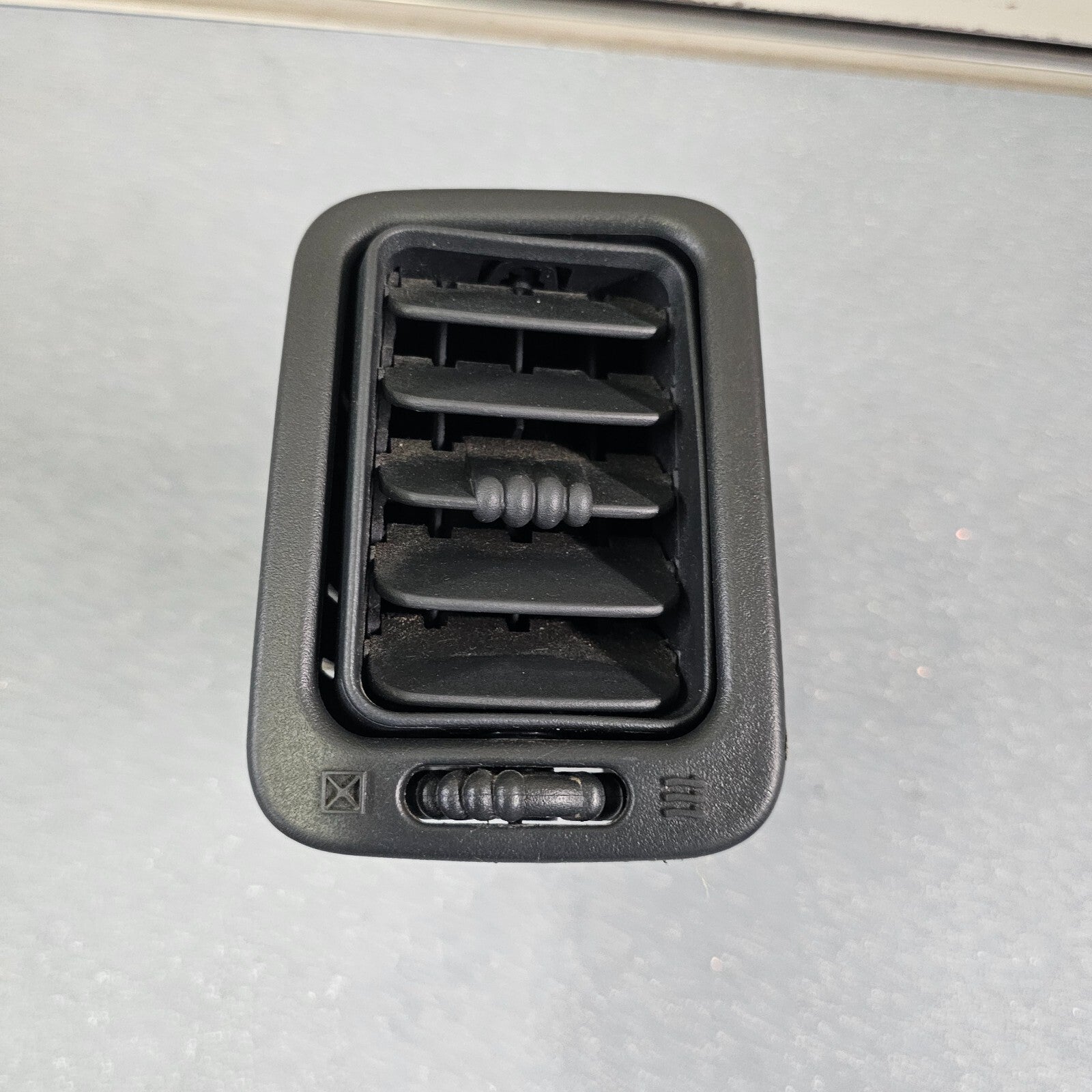 99-06 Silverado ESCALADE Dash A/C Heater AIR VENT Passenger Right GRAPHITE VT11
