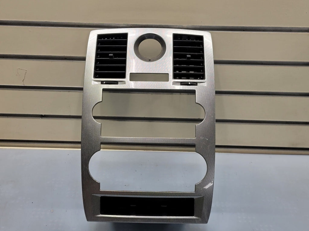 05-07 CHRYSLER 300 RADIO BEZEL CENTER AIR VENTS Storage CARBON SILVER B16