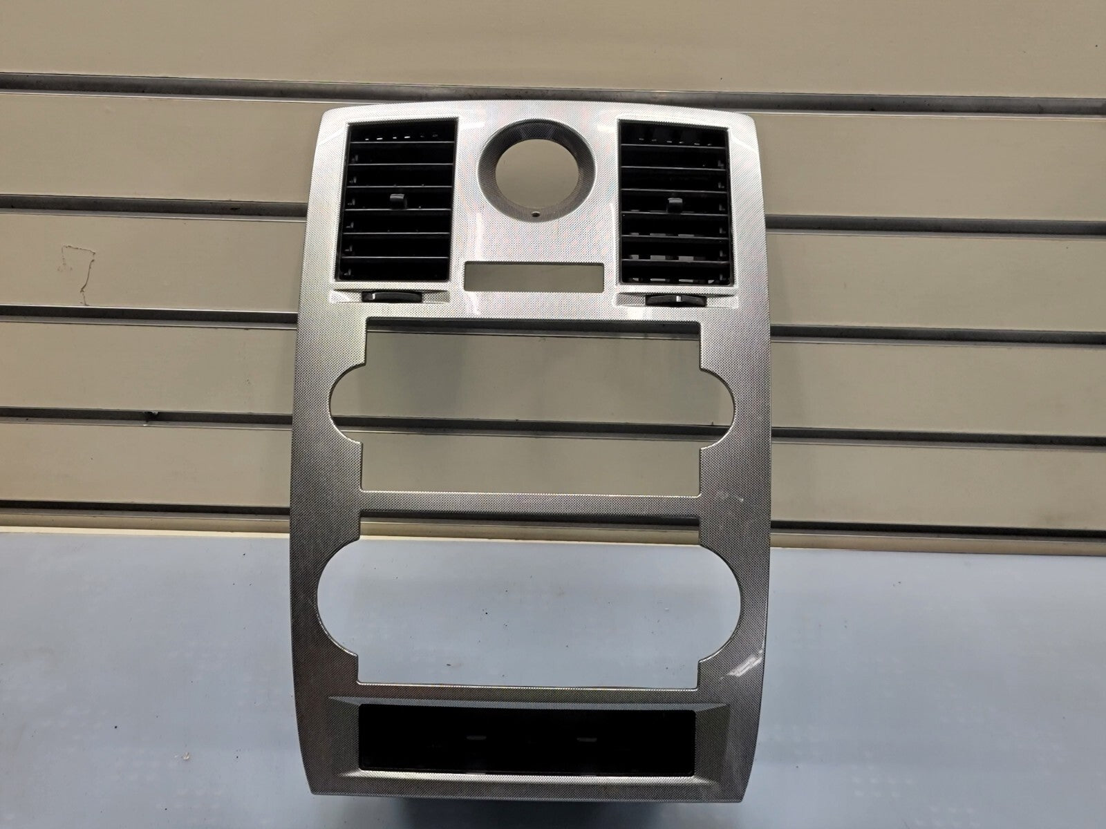 05-07 CHRYSLER 300 RADIO BEZEL CENTER AIR VENTS Storage CARBON SILVER B16