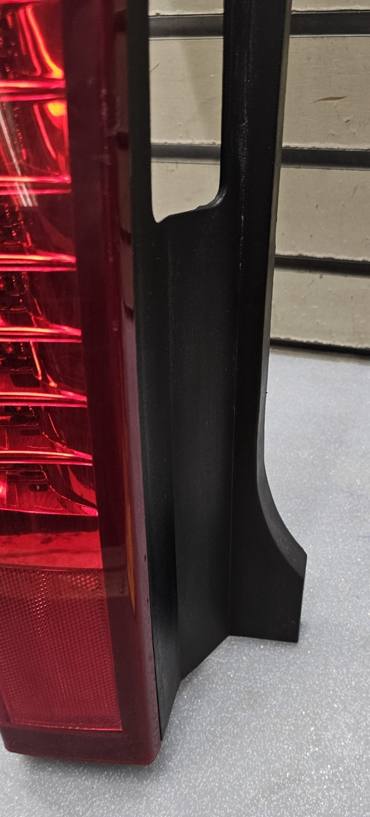 🔥04-09 CADILLAC SRX LEFT DRIVER MASTER REAR BRAKE TAIL STOP LIGHT LAMP ASSEMBLY