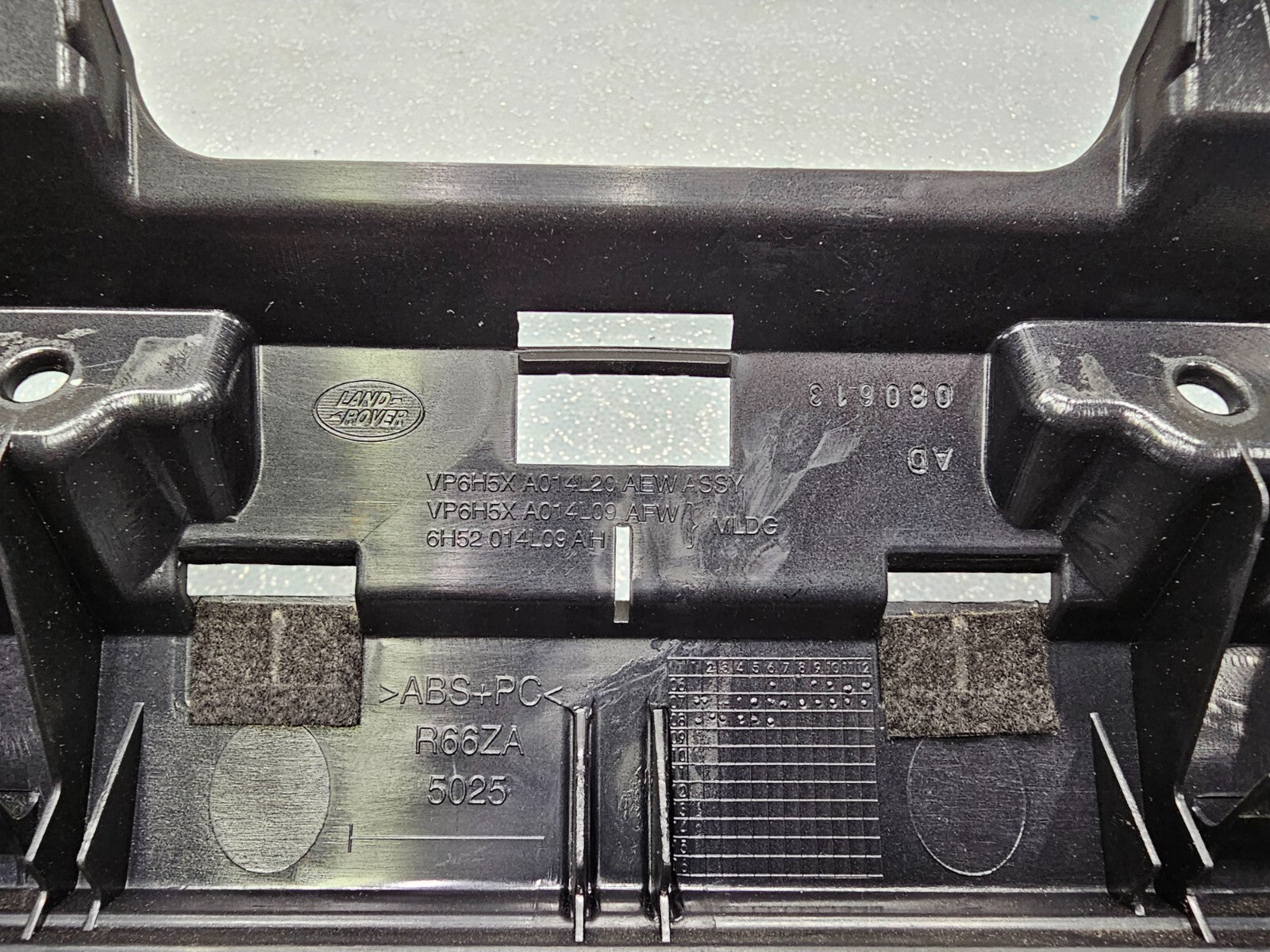 🔥08-15 Land Rover LR2 Dash Center Radio Stereo Display Bezel Trim Panel Gray
