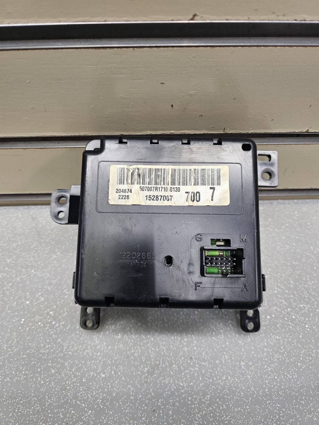 04-08PONTIAC GRAND PRIX3 Button Info Display Screen Center Dash BezelSwitch SW54