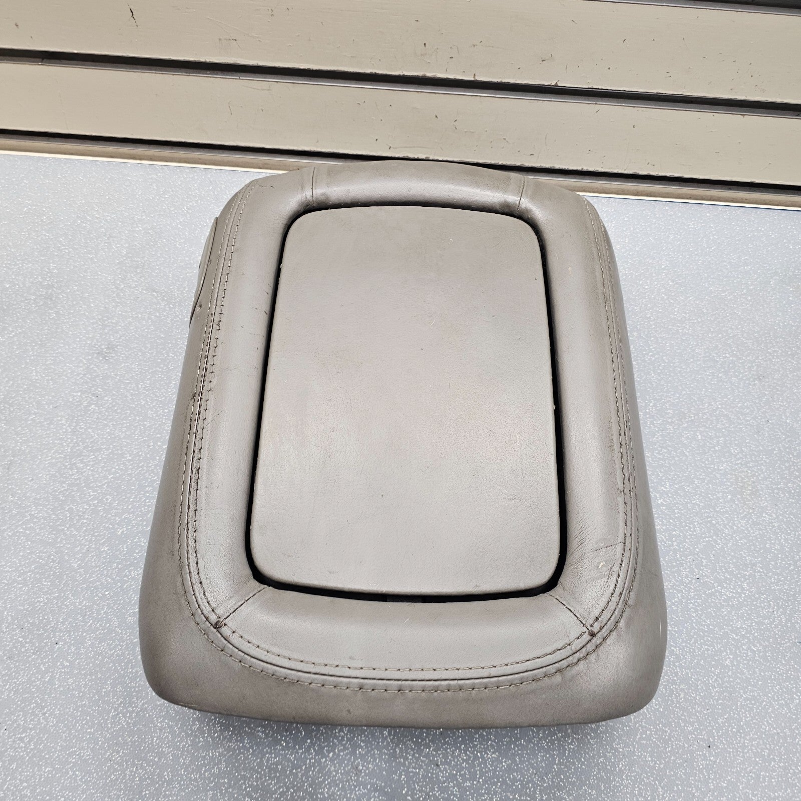 🔥01-02 Yukon Escalade Center Console Armrest Lid Cover Assembly LIGHT GRAY L8
