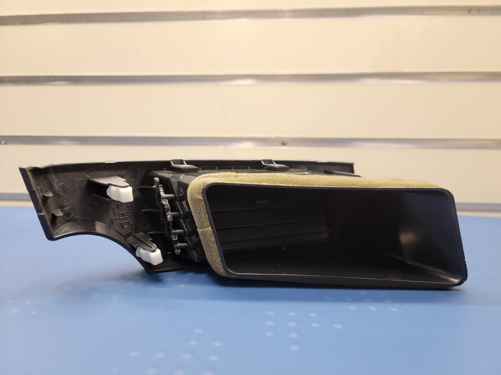 2007-2010 Mitsubishi Outlander Center Left Inner Side Dash Air Vent