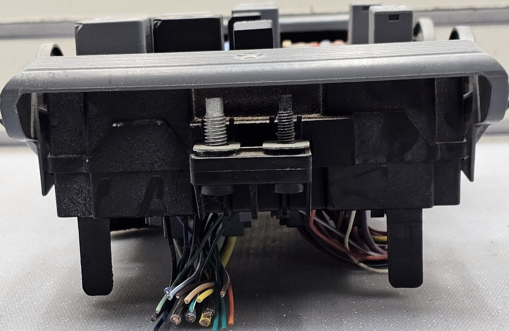 07-09 Suburban Yukon Engine Fuse Box Relay Body Control Module Integrated Power