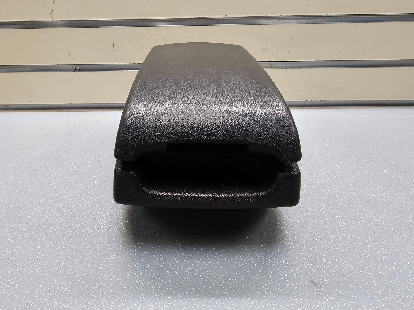 🔥04-12 GMC Canyon Chevy Colorado Center Console Arm Rest Lid BLACK OEM