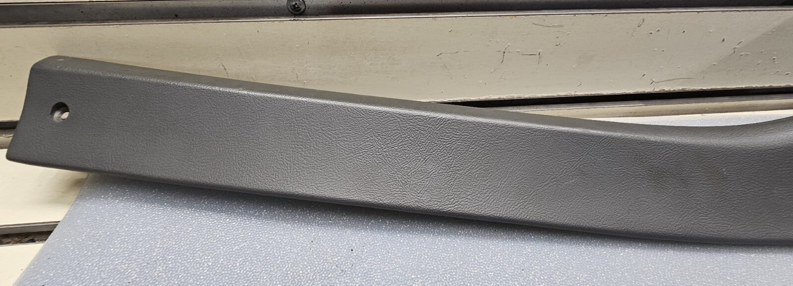 92-96 Ford F150 F250 BRONCO A Pillar Passenger RIGHT Roof Trim Molding GRAY p1