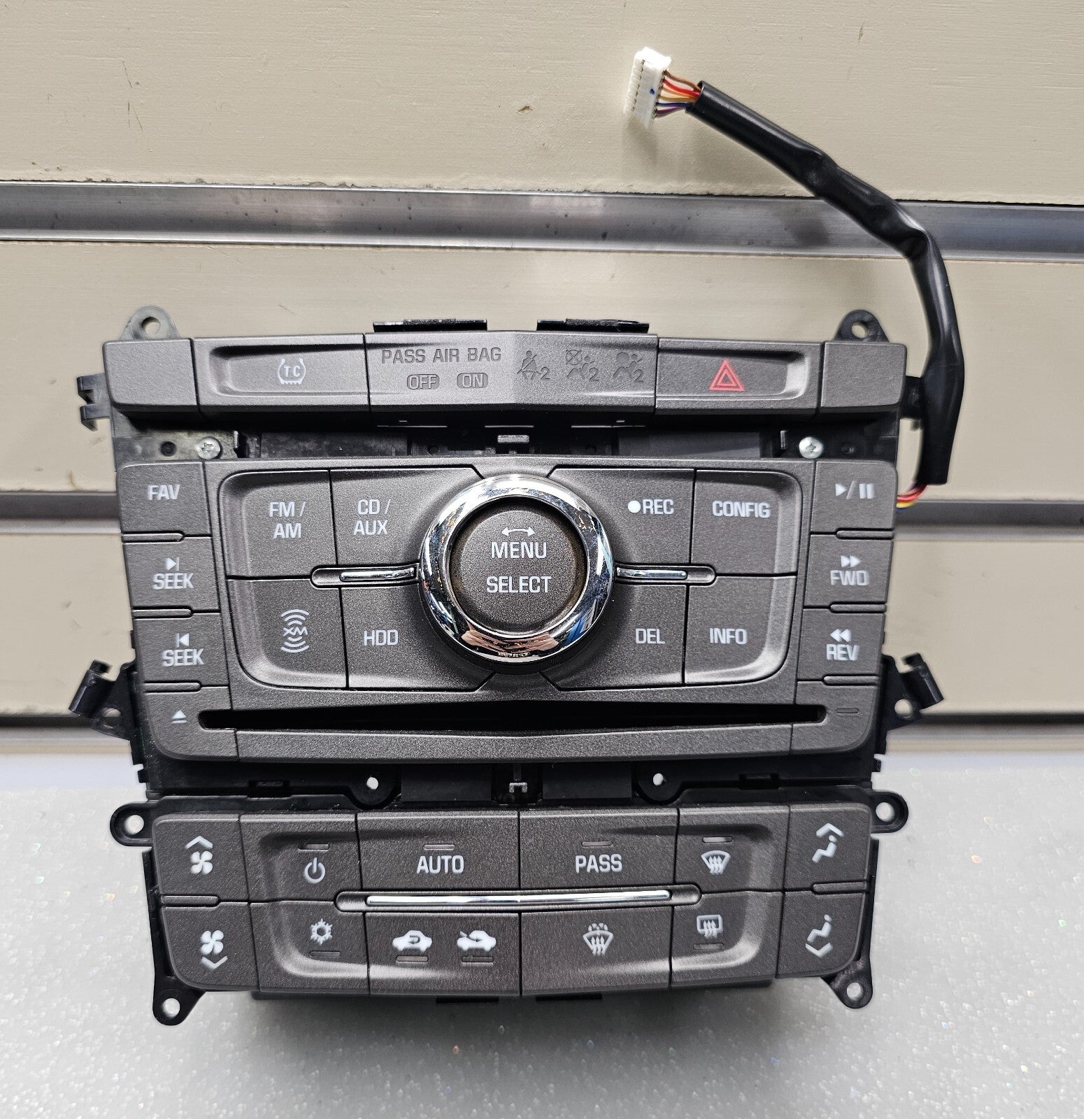 🔥10-12 Cadillac SRX HVAC radio Control Panel AM-FM-XM-CD-MP3 opt UYE KA1