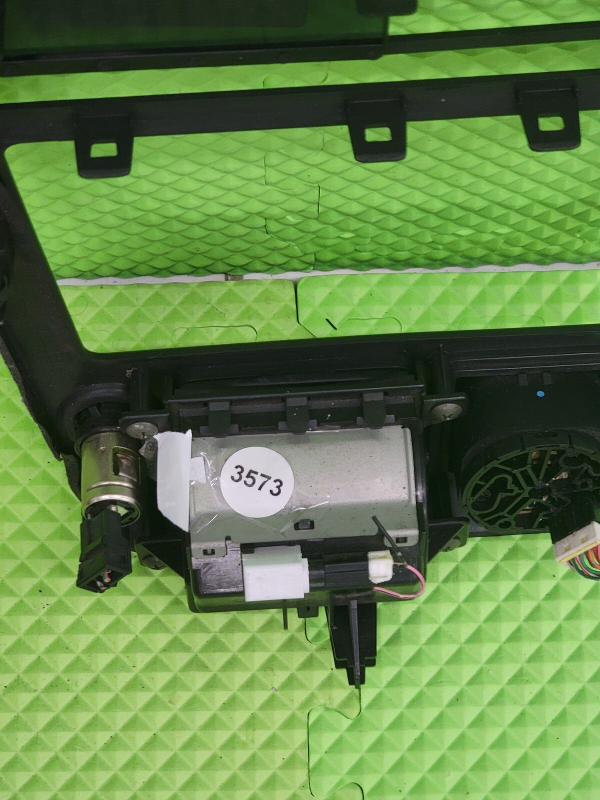 01-04 Nissan Pathfinder INFINITI QX4 Dash Radio BEZEL Center Trim BLACK B19