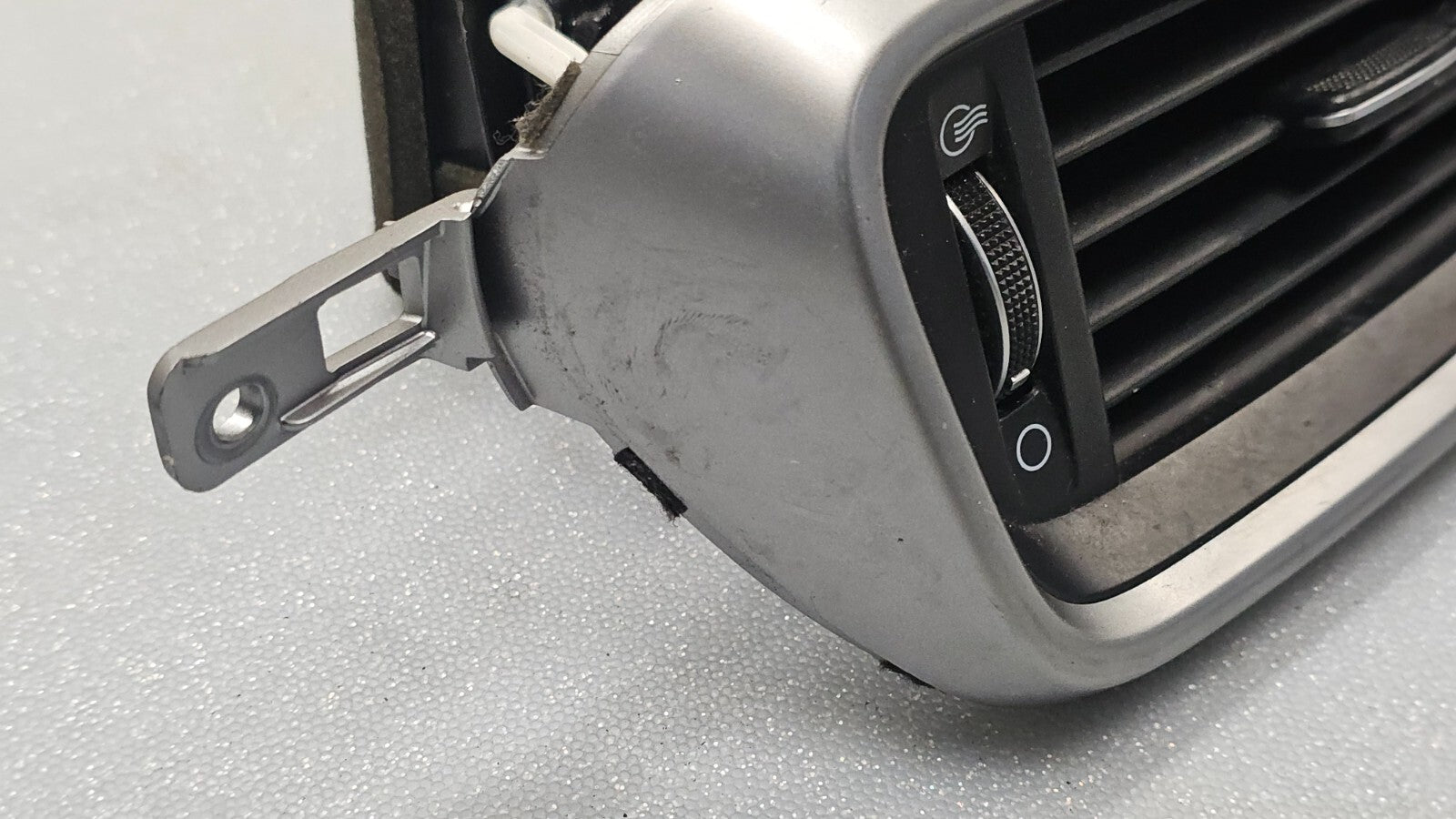 🔥16-18 KIA SORENTO DASH RIGHT PASSENGER AIR VENT A/C AC HEATER PANEL SILVER OEM
