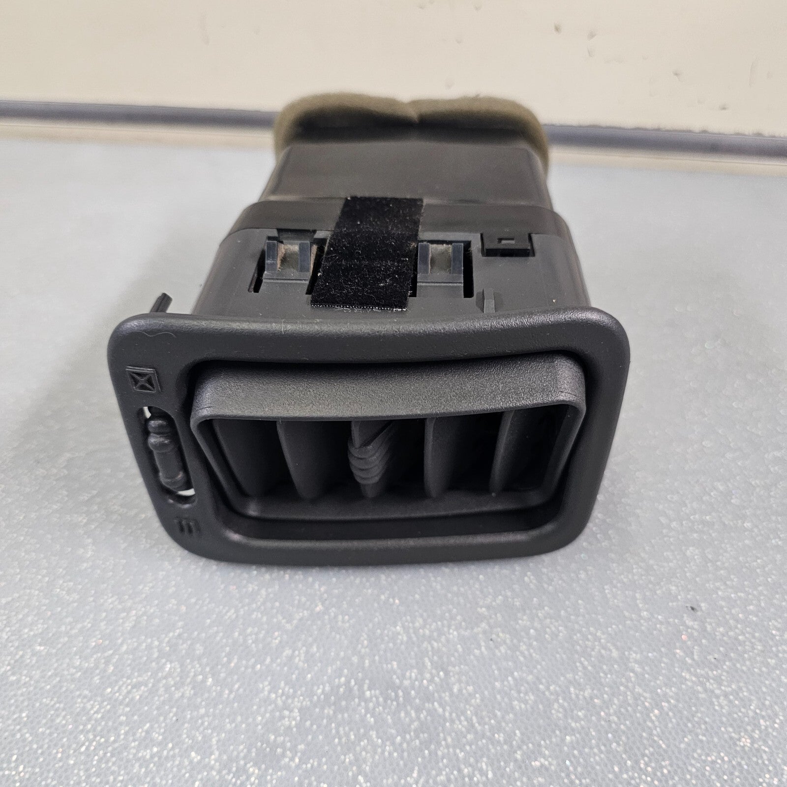 99-06 Silverado ESCALADE Dash A/C Heater AIR VENT Passenger Right GRAPHITE VT11