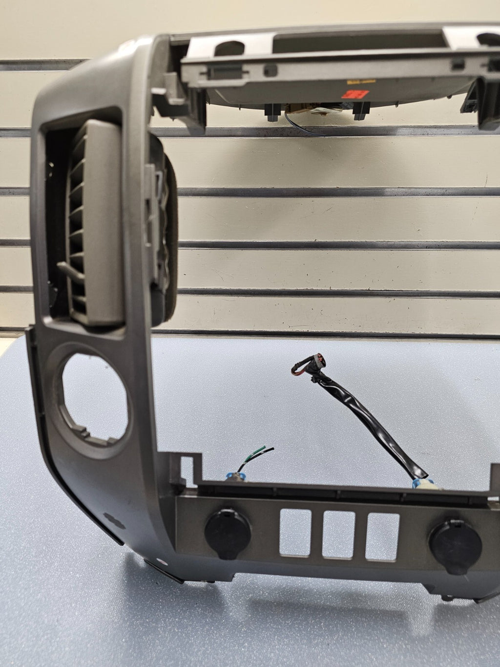 04-06 Nissan Titan Armada Center Dash Radio Display Stereo AC Bezel DK Gray B47